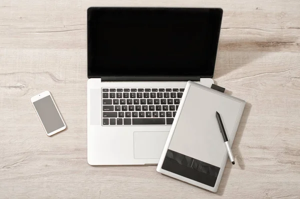 Dizüstü bilgisayar, grafik tablet ve masa lambası, üstten görünüm akıllı telefon açmak