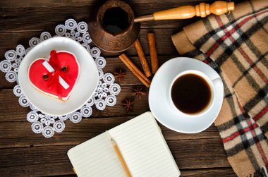Rahat tatil. Kupa kahve tencere, heartshaped gingerbread, not defteri ve kalem, ekose ve baharat. Üstten Görünüm