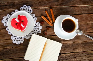 Rahat tatil. Kupa kahve, not defteri ve kalem, baharatlar. Üstten Görünüm