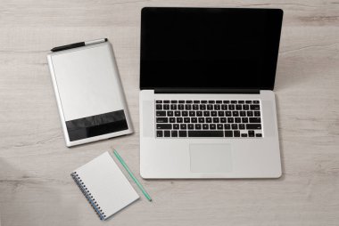 Dizüstü bilgisayar, grafik tablet ve defter kalem masa lambası, üstten görünüm üzerinde ile açın