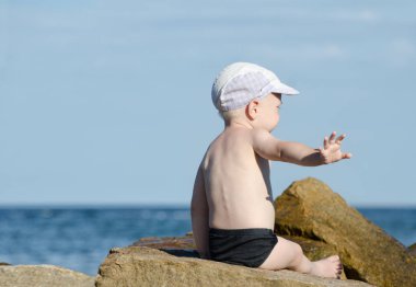 Jest rahatsız etmedi. Sahil, metin için yer Yüzme şort küçük çocuk oturur
