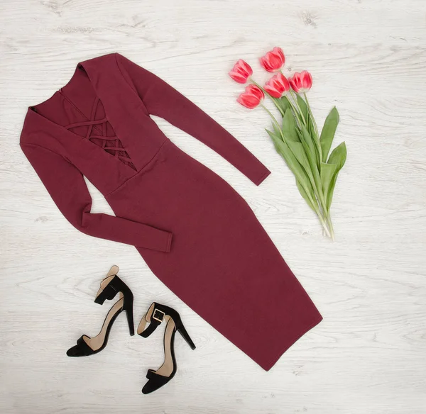 Conceito de moda. Vestido de borgonha, sapatos pretos e tulipas rosa. Vista superior, fundo de madeira clara — Fotografia de Stock