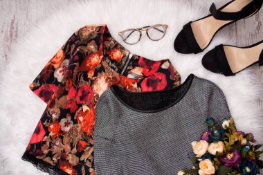 Çiçekler ve gri beyaz kürk, gözlük, Ayakkabı ve bir buket çiçek bluz. Moda kavramı, üstten görünüm
