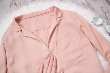 El bluz soluk pembe gözlük. Moda kavramı, üstten görünüm