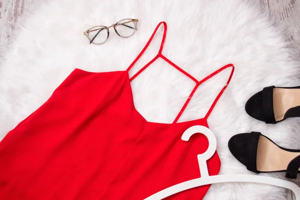 红色雪纺 t 恤，眼镜和鞋子上白色的皮毛。时尚概念，顶视图 — 图库照片