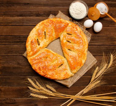 Çuval bezi, pişirme, ahşap arka plan buğday kulaklara maddeler üzerinde pasta.