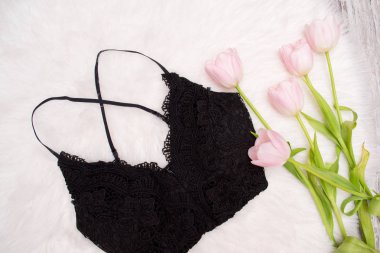 Siyah dantel üst beyaz kürk ve Pembe Lale. Moda kavramı. Üstten Görünüm