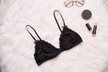 Beyaz kürk siyah sutyen. Ruj, gözlük. Moda kavramı. Üstten Görünüm