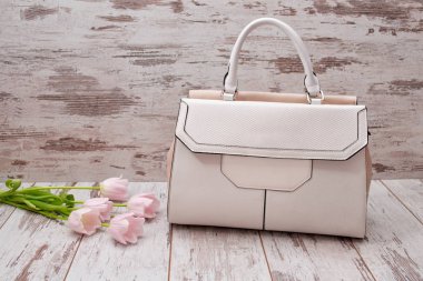 Beyaz ahşap arka plan üzerinde bir saplı çanta, Lale pembe. Moda kavramı.