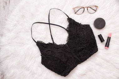 Siyah dantel beyaz kürk üstüne. Ruj, toz ve gözlük. Moda kavramı. Üstten Görünüm