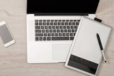 Dizüstü bilgisayar, grafik tablet ve masa lambası, üstten görünüm akıllı telefon açmak