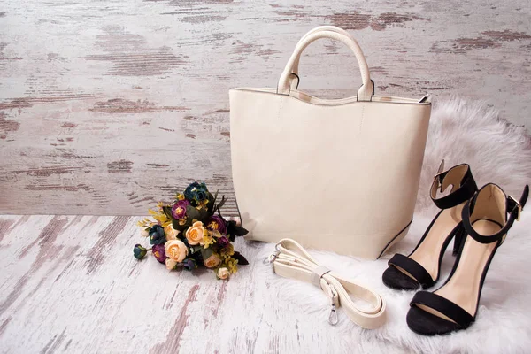 Concepto de moda. Bolso ligero, zapatos negros y flores sobre fondo blanco. Copiar espacio —  Fotos de Stock