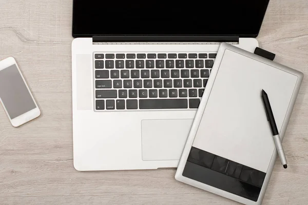 Dizüstü bilgisayar, grafik tablet ve masa lambası, üstten görünüm akıllı telefon açmak