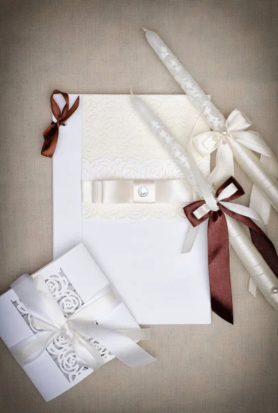 Weiße Hochzeitskarte mit Schleife und Papierspitze. Kerzen mit Schleifen — Stockfoto