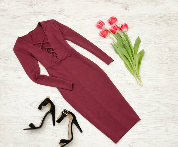 Concepto de moda. Vestido borgoña, zapatos negros y tulipanes rosados. Vista superior, fondo de madera clara —  Fotos de Stock
