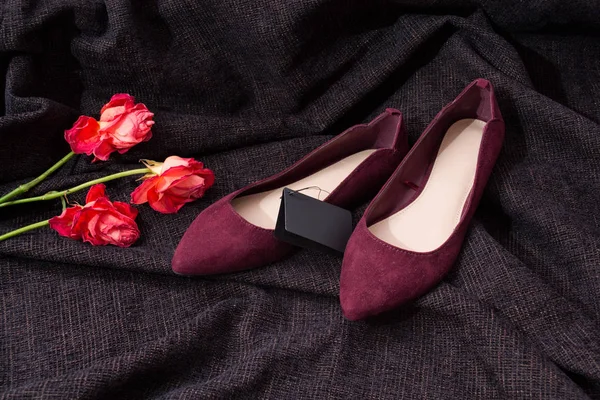 Sapatos de borgonha com a etiqueta em tecido escuro, três rosas. Conceito na moda — Fotografia de Stock