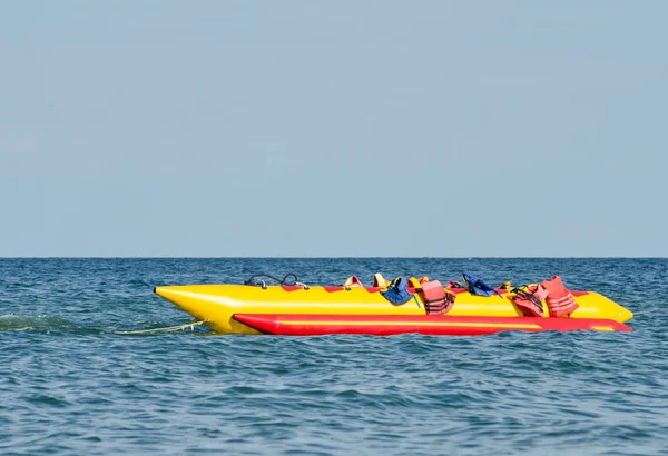 Порожній водний банан з рятувальними жилетами на морі, водяний атракціон — стокове фото