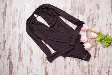 Ahşap arka plan üzerinde siyah gövde, Pembe Lale. Moda kavramı, üstten görünüm