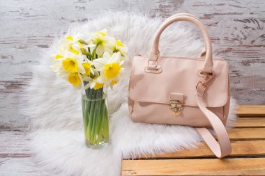 Beyaz kürk, nergis bir buket bej kadın çantası. Moda kavramı