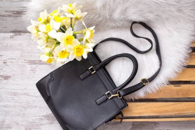 Büyük siyah kadın çanta beyaz kürk, nergis. Moda kavramı, üstten görünüm