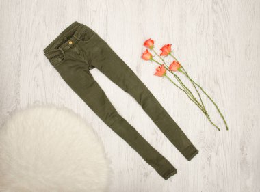 Kot haki, turuncu gül, beyaz suni kürk ahşap arka plan üzerinde renkli. Moda kavramı, üstten görünüm