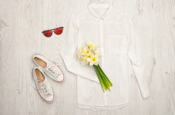 Białą koszulę, Okulary, trampki i bukiet z Żonkili. Podłoże drewniane. Koncepcja modne — Zdjęcie stockowe