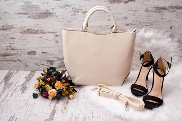 Koncepcja modne. Lekka torba, czarne buty i kwiaty na białe futro — Zdjęcie stockowe