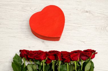 Heartshaped ve gül Beyaz ahşap arka plan, üstten görünüm üzerinde kırmızı kutu