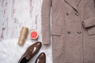 Kahverengi ceket ve kahverengi deri ayakkabı, greyfurt ve sicim, ahşap arka plan parçası. Moda kavramı. Üstten Görünüm