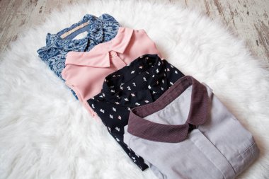 Beyaz kürk, dört farklı gömlek ürün yelpazesine sahip. moda kavramı