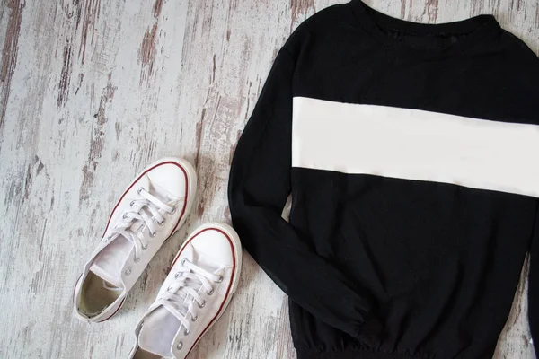 하얀 스웨터와 나무 바탕에 흰색 신발 블랙. 패션 컨셉 — 스톡 사진