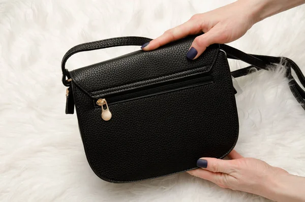 Schwarze Handtasche in weiblichen Händen. Modekonzept, hautnah — Stockfoto