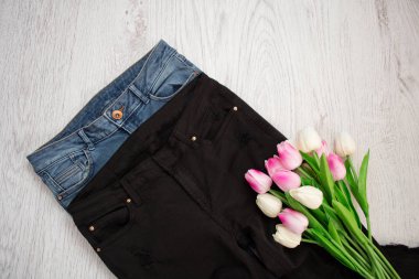 Mavi ve siyah kot pantolon, Pembe Lale. Moda kavramı, üstten görünüm