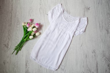 Beyaz dantel, Pembe Lale ile bluz uzamış. Moda kavramı, üstten görünüm