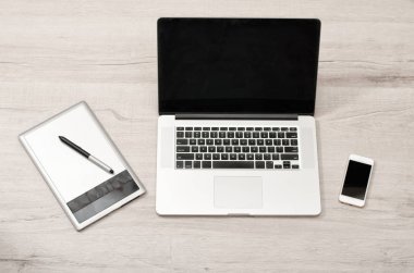 Dizüstü bilgisayar, grafik tablet ve masa lambası, üstten görünüm akıllı telefon açmak