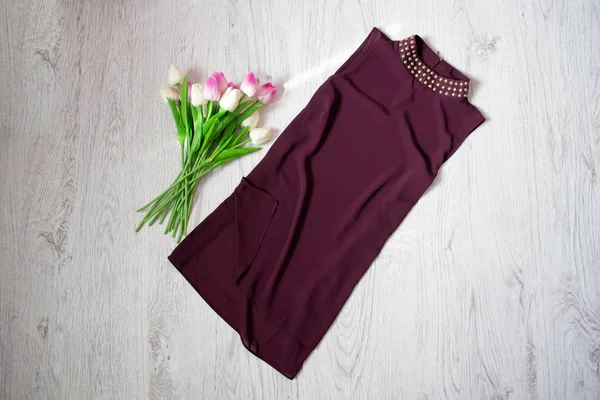 Blusa roxa, bouquet de tulipas. Conceito na moda, fundo de madeira — Fotografia de Stock