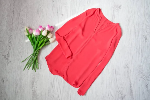 Blusa de coral, bouquet de tulipas. Conceito na moda, fundo de madeira — Fotografia de Stock