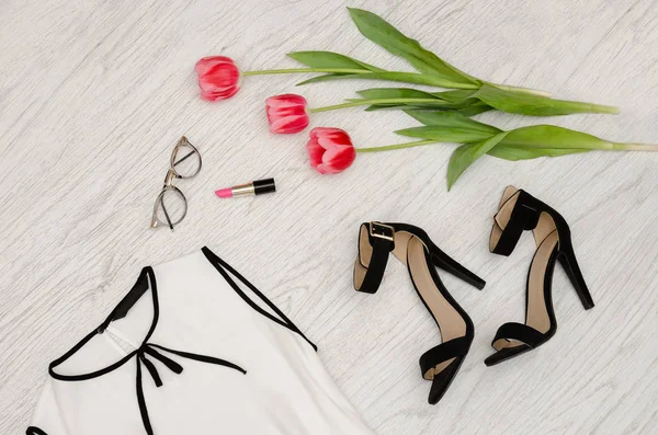 Concepto de moda. Parte de una blusa blanca, gafas, lápiz labial y tulipanes rosados. Vista superior, primer plano —  Fotos de Stock