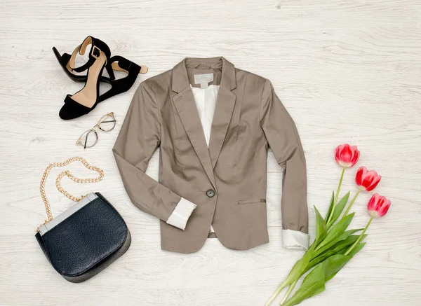 패션 개념입니다. 회색 재킷, 핸드백, 선글라스, 신발, 핑크 튤립 상위 뷰, 밝은 나무 배경 — 스톡 사진