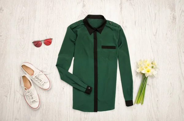 Yeşil gömlek, gözlük, Ayakkabı ve Nergis bir buket. Ahşap arka plan. Moda kavramı — Stok fotoğraf