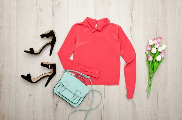 Blouse corail, chaussures noires, sac à main, un bouquet de tulipes. Concept à la mode. Fond en bois — Photo