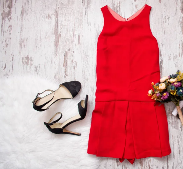 Vestido rojo, zapatos negros y ramo. Piel de imitación sobre un fondo de madera, concepto de moda, vista superior —  Fotos de Stock