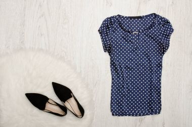 Mavi gömlek, Ayakkabı ve ahşap arka plan üzerinde turuncu güller ile. Moda kavramı, Ayakkabı Üstten Görünüm