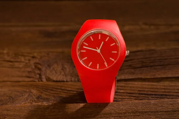 木製の背景に赤のスポーツ時計 — ストック写真