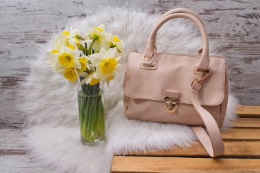 Beyaz kürk, nergis bir buket bej kadın çantası. Moda kavramı