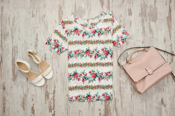 Blusa branca em estampa floral, sapatos brancos e um saco bege. Conceito na moda — Fotografia de Stock