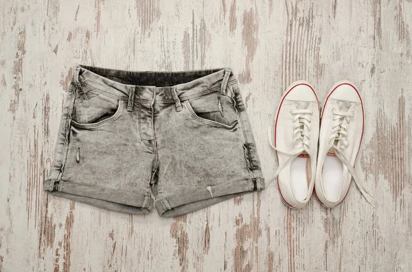 Short gris et baskets blanches. Concept tendance — Photo