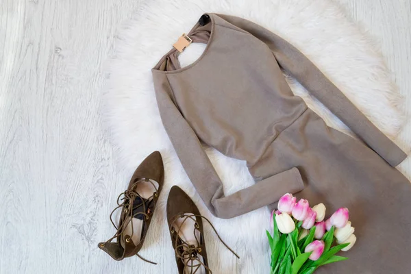 Vestido de ante gris, zapatos marrones y un ramo de tulipanes. Concepto de moda —  Fotos de Stock