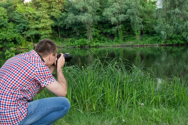Il fotografo sta girando sullo sfondo del fiume — Foto Stock