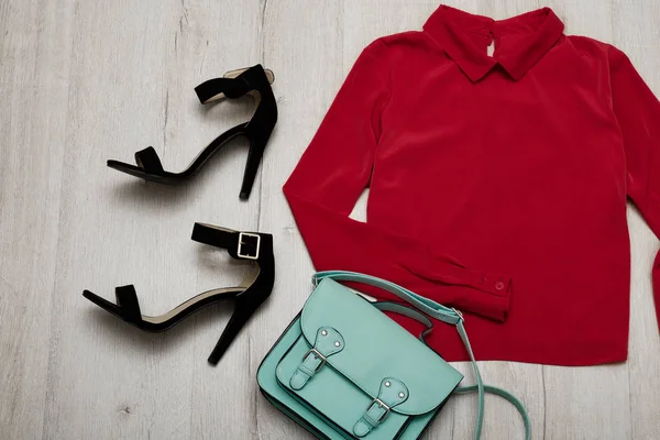 Bordeaux blouse, zwarte schoenen, handtas. Modieuze concept. Houten achtergrond — Stockfoto